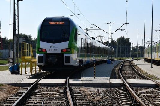 Pociąg Kolei Mazowieckich na torach 