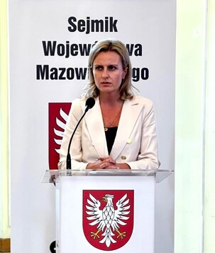 Radna Katarzyna Bornowska za mównicą przedstawia uchwałę sejmiku