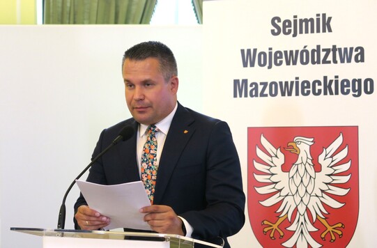 Radny Mirosław Adam Orliński za mównicą przedstawia uchwałę sejmiku. 