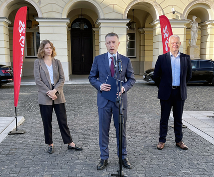 Uczestnicy konferencji na temat walki o czyste powietrze w Warszawie od lewej dyrektor Magdalena Młochowska, przewodniczący Ludwik Rakowski i dyrektor Marcin Podgórski