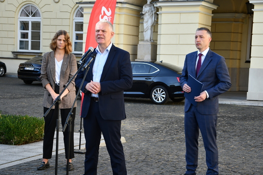 Dyrektor Marcin Podgórski przemawia podczas konferencji 