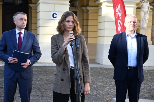 Dyrektor Magdalena Mochowska przemawia na konferencji