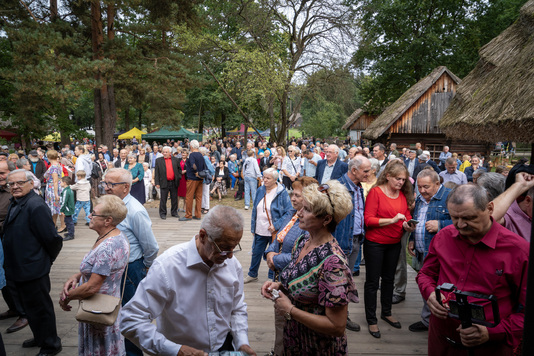 Tłum ludzi w skansenie