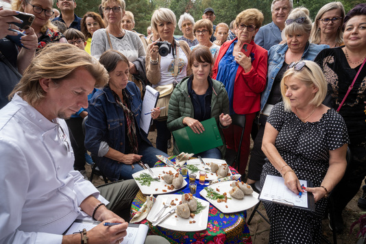 Komisja ocenia konkursowe potrawy