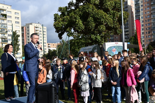 do zgromadzonej młodzieży mówi Ludwik Rakowski