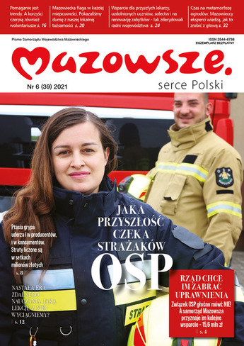 dwoje strażaków, kobieta na pierwszym planie