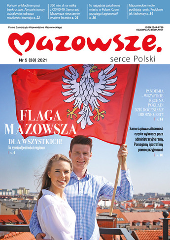 Para młodych osób trzyma flagę Mazowsza