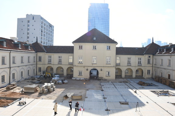 Dziedziniec Państwowego Muzeum Archeologicznego