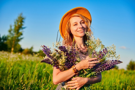 portret dziewczyny z bukietem kwiatów