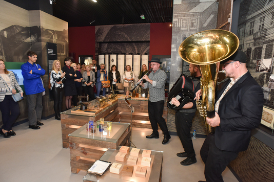 Orkiestra grająca na otwarciu muzeum 
