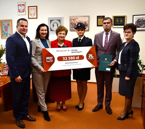 Beneficjenci z symbolicznym czekiem