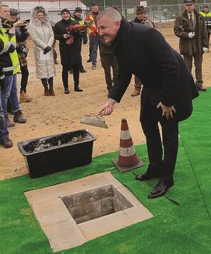 Wicemarszałek Rafał Rajkowski podczas uroczystości wmurowania kamienia węgielnego. .jpg