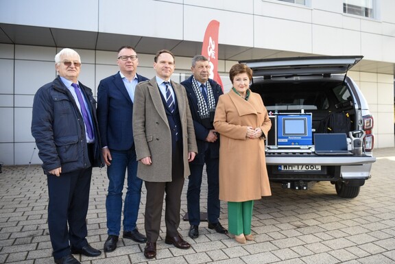 Członek zarządu Elżbieta Lanc przed samochodem z mobilnym centrum badań