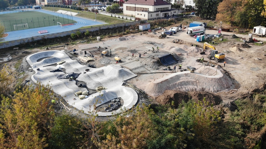 Widok z lotu ptaka na plac budowy skateparku