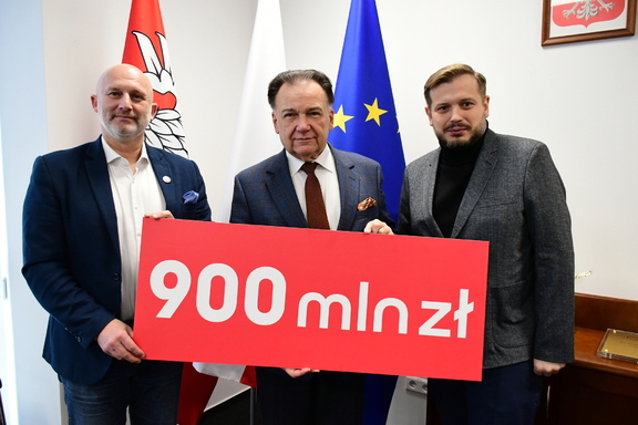 Przedstawiciele samorządu Mazowsza prezentują czek na 900 mln zł