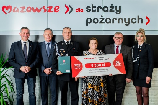 Przedstawiciele samorządu z beneficjentami