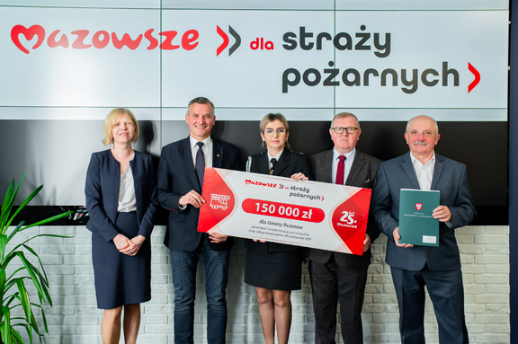 Przedstawiciele samorządu województwa z beneficjentami.jpg