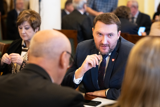 Radni na sali obrad Marcin Podsędek