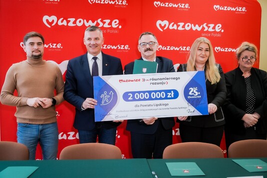 Uczestnicy konferencji prezentują czek