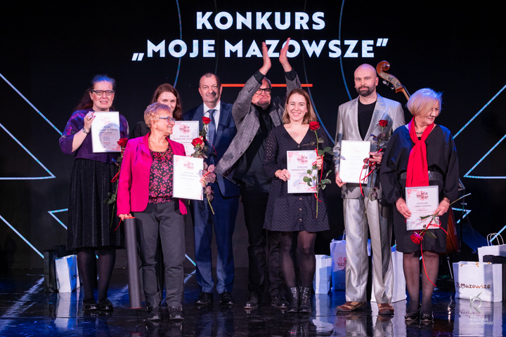 Wicemarszałek Wiesław Raboszuk z laureatami konkursu Moje Mazowsze