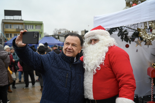 marszałek robi sobie sefie z Mikołajem