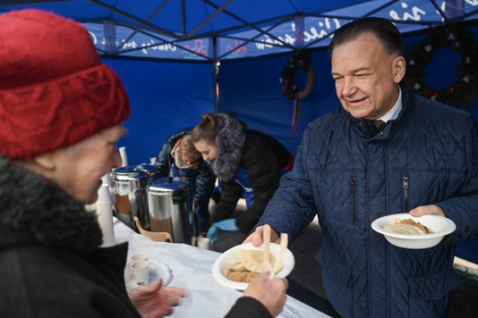 marszałek rozdaje pierogi