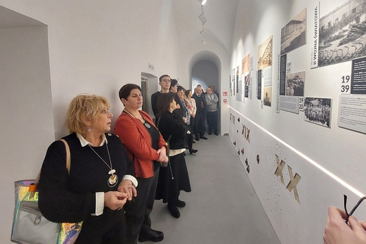 Uczestnicy posiedzenia komisji zwiedzają jedną z sal Centrum Edukacji Historycznej Prochownia 197.