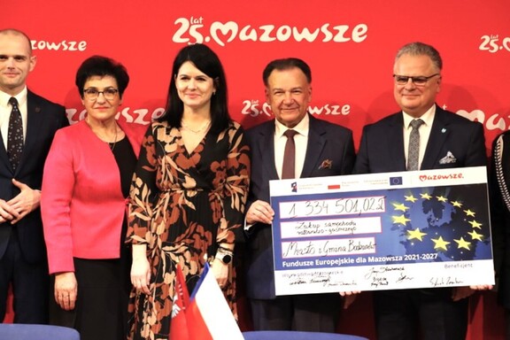 Przedstawiciele władz z symbolicznym czekiem