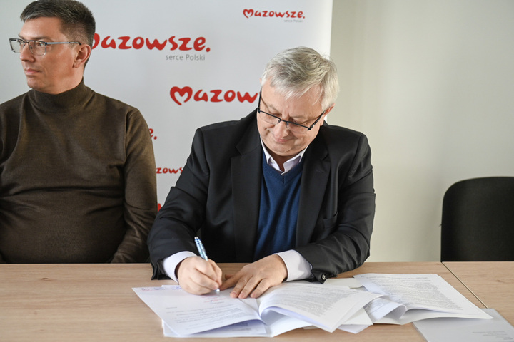 Dyrektor MZDW podpisuje umowę