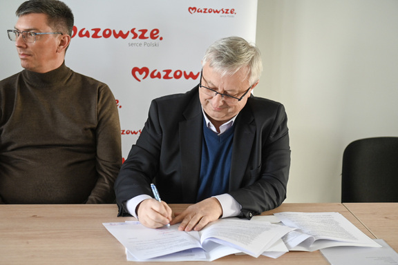 Dyrektor MZDW podpisuje umowę