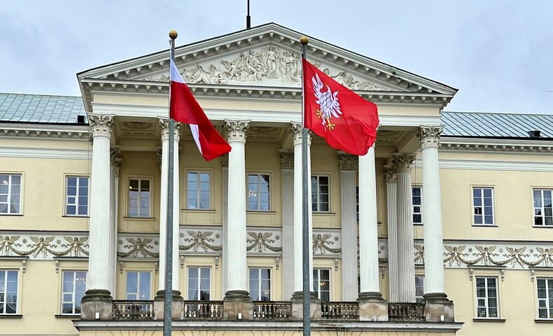 Flaga Polski i województwa mazowieckiego wywieszona na masztach przed budynkiem Mazowieckiego Urzędu Wojewódzkiego i siedziby sejmiku województwa