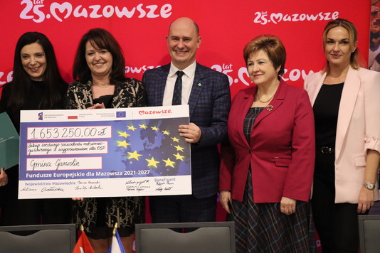 Przedstawiciele zarządu i beneficjenci (1).JPG