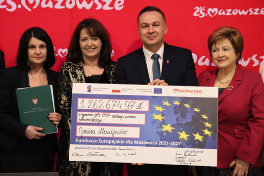 Przedstawiciele zarządu i beneficjenci (3).JPG