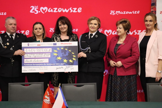 Przedstawiciele zarządu i beneficjenci (2).JPG