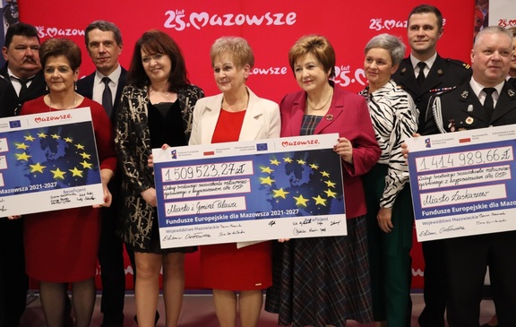 Członkinie Zarządu Janina Ewa Orzełowska i Elżbieta Lanc ze strażakami