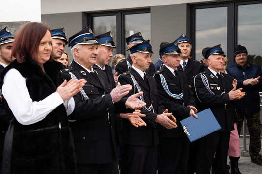 Odechowiec strażacy przed budynkiem OSP