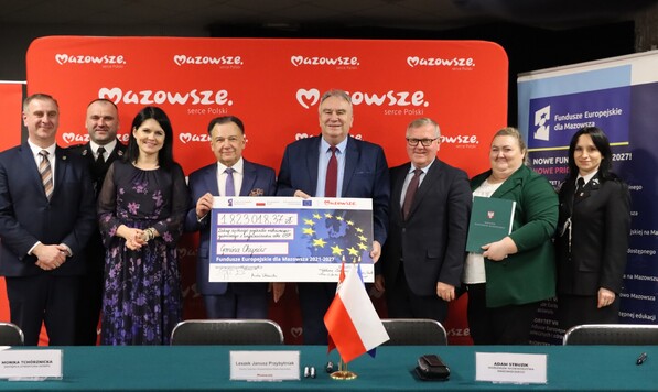 Samorządowcy i strażacy z czekami