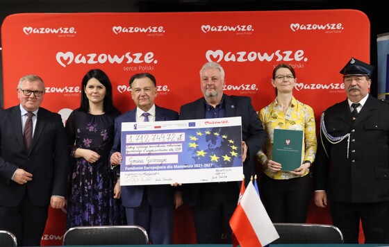 Samorządowcy i strażacy z czekami