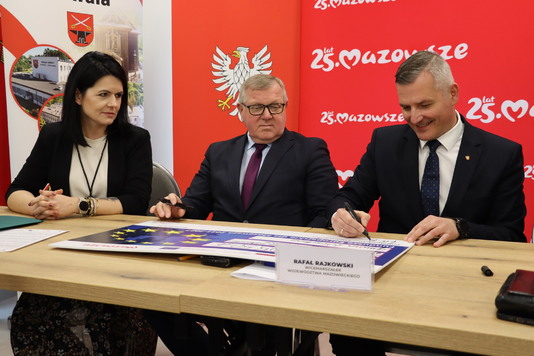 Wicemarszałek Rafał Rajkowski, dyr. Monika Zakrzewska, radny Leszek Przybytniak