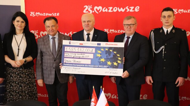 Samorządowcy i strażacy z czekami