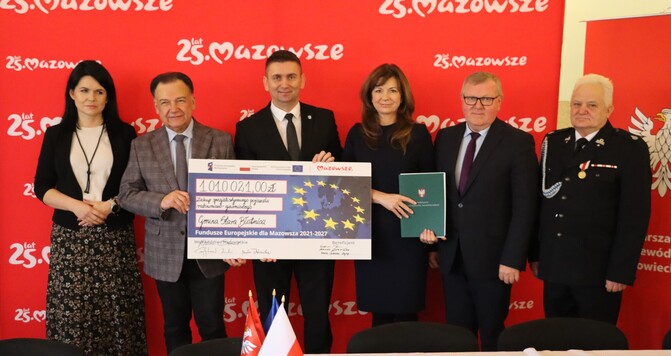 Samorządowcy i strażacy z czekami