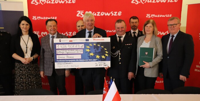 Samorządowcy i strażacy z czekami