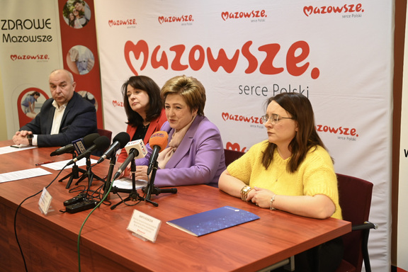 uczestnicy konferencji przy stole