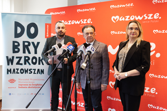 Dyrektor delegatury płockiej Tomasz Kominek, marszałek Adam Struzik oraz pani prof. z katedry okulistyki udzielają wywiadu podczas konferencji