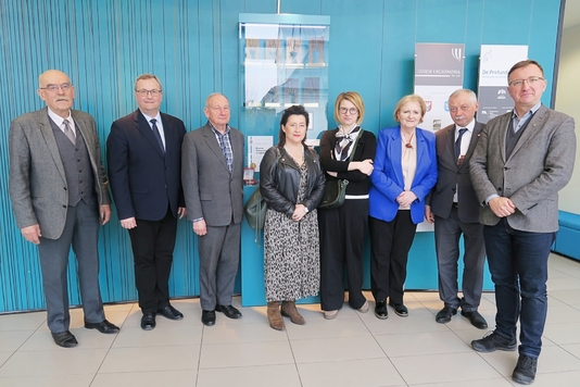 radny Konrad Rytel, dyrektor muzeum Jacek Szczepański, radny Jan Rejczak, zastępczyni dyrektora Departamentu Kultury, Promocji i Turystyki Magdalena Biernacka, radna Ewa szczerba, przewodnicząca komisji Jadwiga Zakrzewska, oraz radni Krzysztof Skolimowski i Łukasz Kudlicki.