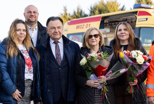 w przekazaniu karetek uczestniczyli przedstawiciele samorządu i płockich organizacji