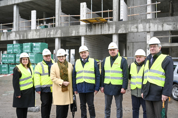 Zdjęcie grupowe przed budową centrum administracyjnym w Ciechanowie