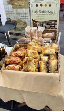  Stoisko Cafe Ratuszowa z Siedlec. Na stoisku wystawione są drożdżówki