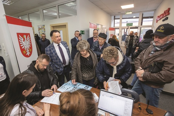 Oczekujący na badania z marszałkiem Adamem Struzikiem