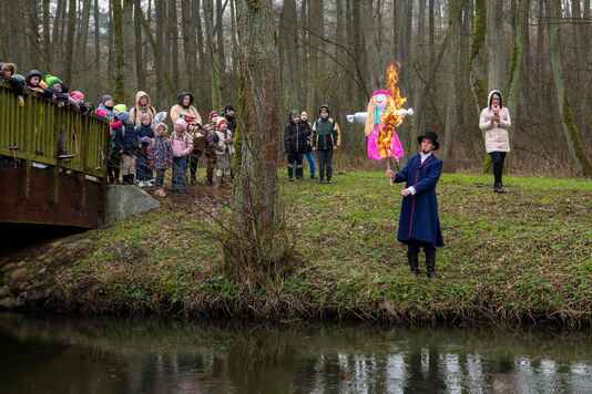 Płonąca Marzanna wrzucana jest do wody